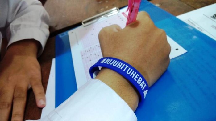 BACA BAIK-BAIK SEBELUM MEMULAI MENGERJAKAN UJIAN