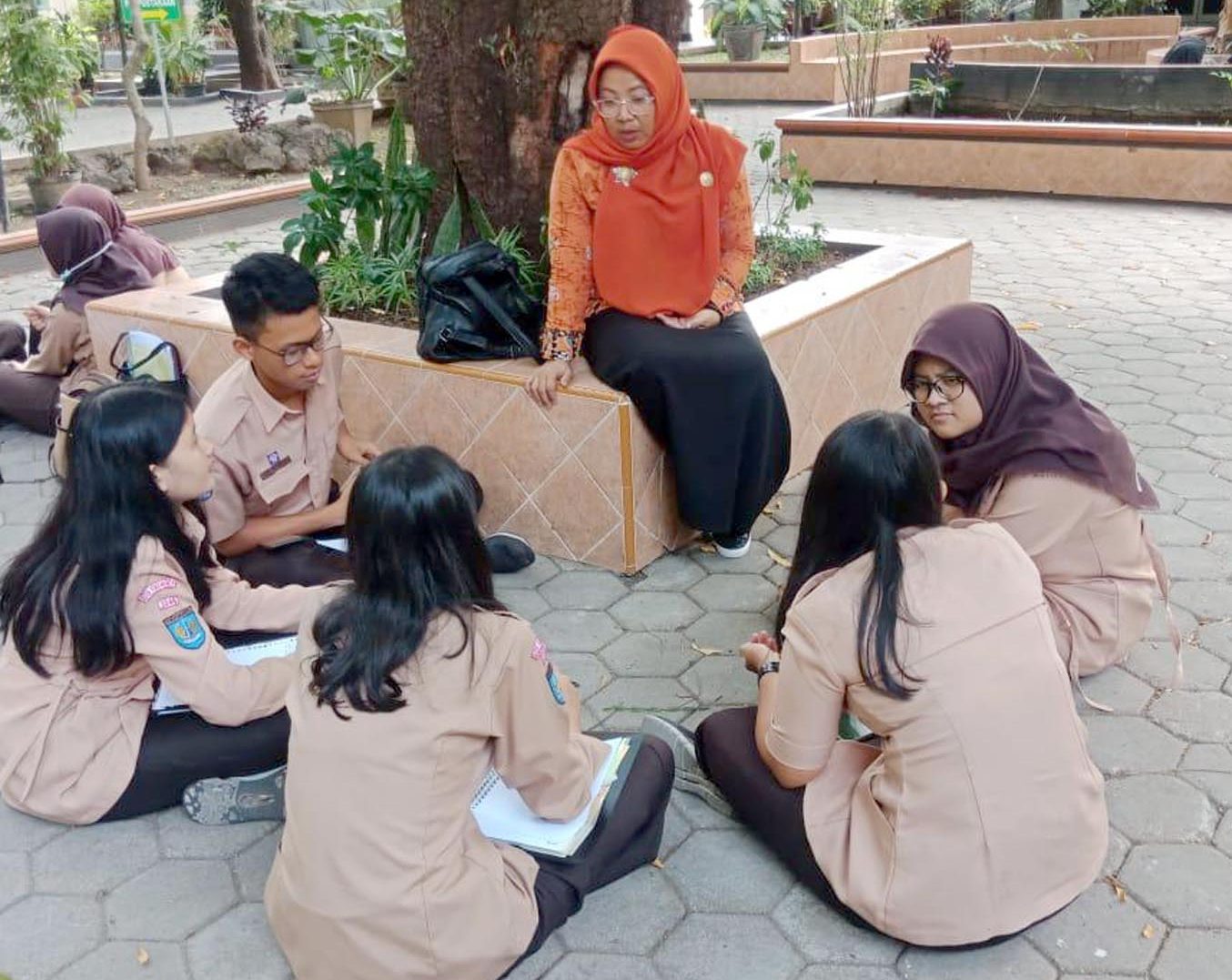 Peningkatan 4C (Critical Thinking, Creativity, Collaboration, and Communication) pada Materi Suggestion Melalui PBL  (Problem Based Learning)