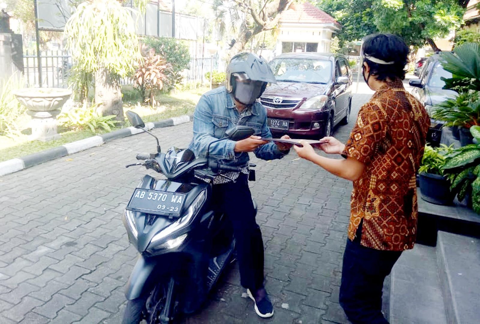 SMA N 3 Yogyakarta Berlakukan Sistem ‘Drive Thru’ dalam Pengambilan Rapor