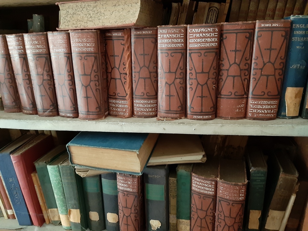 MENELISIK BUKU-BUKU TUA DI PERPUSTAKAAN SMA NEGERI 3 YOGYAKARTA