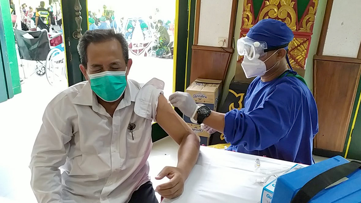 VAKSINASI COVID-19 MENYONGSONG PEMBELAJARAN DI MASA TRANSISI