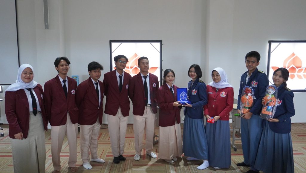 Foto Penyerahan Kenang-Kenangan dari OSIS-MPK SMAN 68 Jakarta