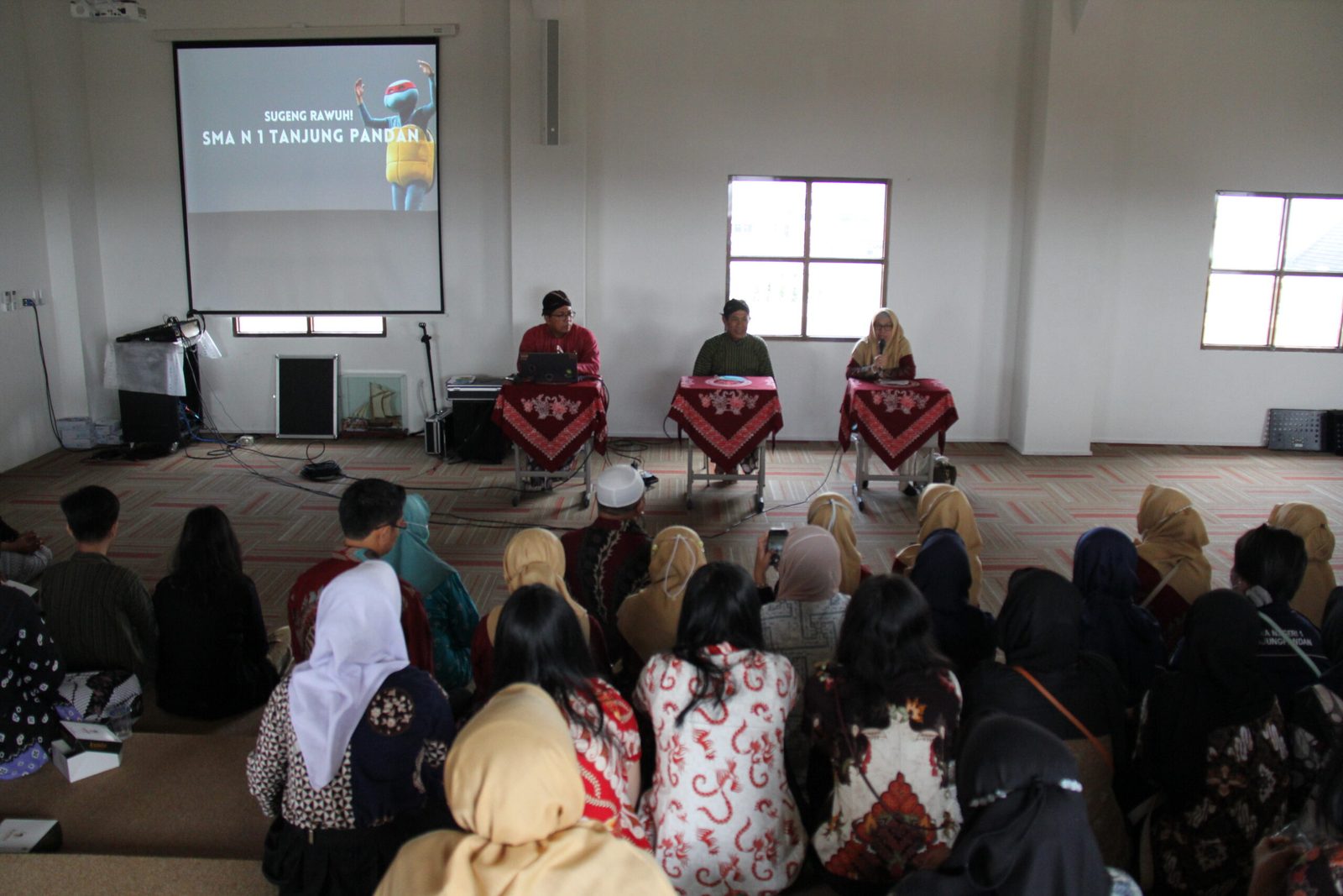 SMA NEGERI 3 YOGYAKARTA SAMBUT KUNJUNGAN STUDI BANDING SMA NEGERI 1 TANJUNG PANDAN