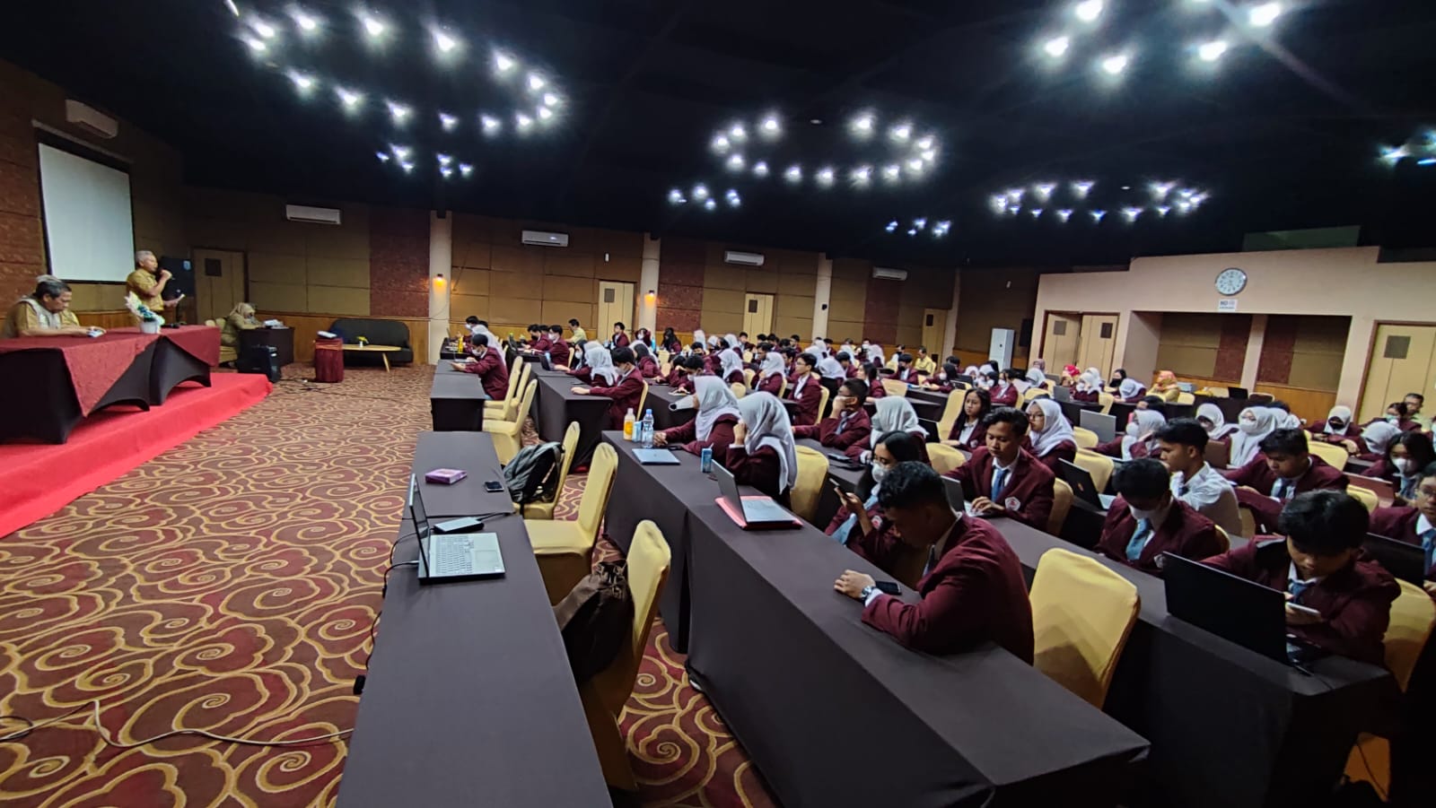PRESENTASI DAN PEMBAHASAN PROGRAM KERJA OSIS DAN MPK SMA NEGERI 3 YOGYAKARTA DI HOTEL SARE