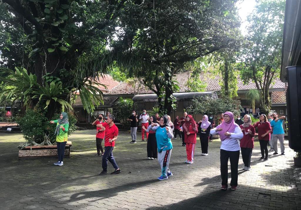 HARI KRIDA SISWA, GURU, DAN KARYAWAN SENAM BERSAMA