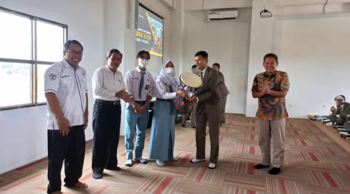STUDI BANDING SMA NEGERI 1 BLITAR KE SMA NEGERI 3 YOGYAKARTA