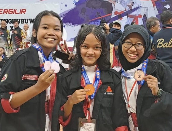 Juara 3 Pi Beregu Teknik Kombinasi Tangan Kosong Kejurnas Perisai Diri VI Antar Pelajar 2022