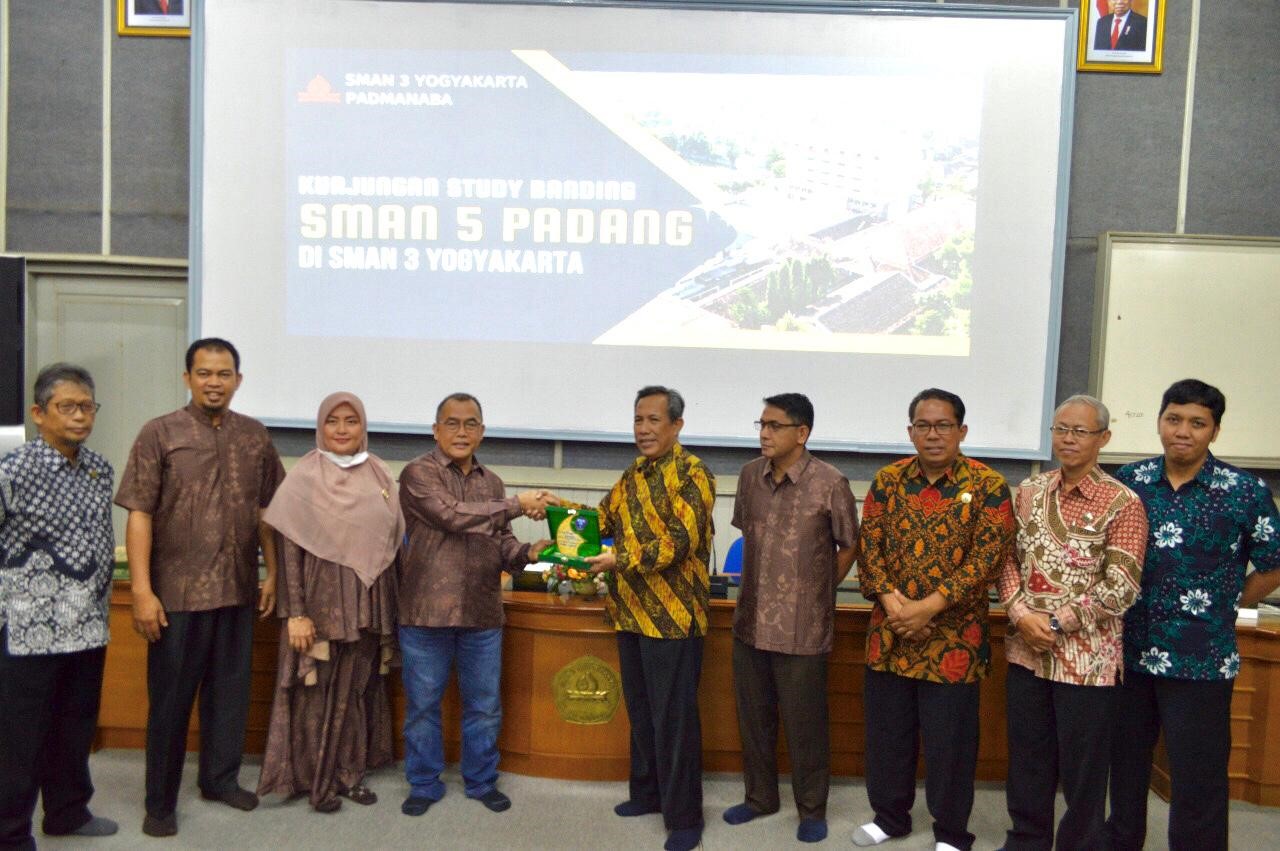 SMA NEGERI 3 YOGYAKARTA BERBAGI PENGALAMAN DALAM KUNJUNGAN STUDI BANDING DARI SMA NEGERI 5 PADANG