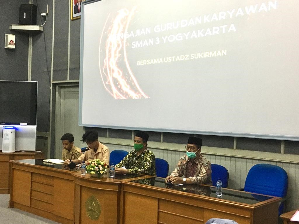 PENGAJIAN GURU DAN KARYAWAN SMAN 3 YOGYAKARTA BERSAMA USTADZ SUKIRMAN