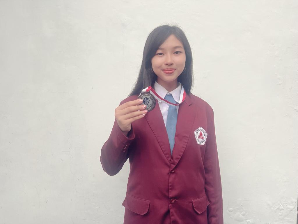 Silver Medal dalam Perlombaan Bahasa Inggris National High School Olympiad 2023