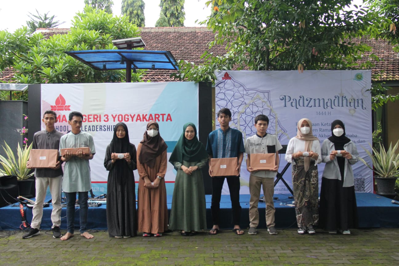 MEMPERERAT TALI SILATURAHMI MELALUI BUKA BERSAMA GURU DAN SISWA SMA NEGERI 3 YOGYAKARTA