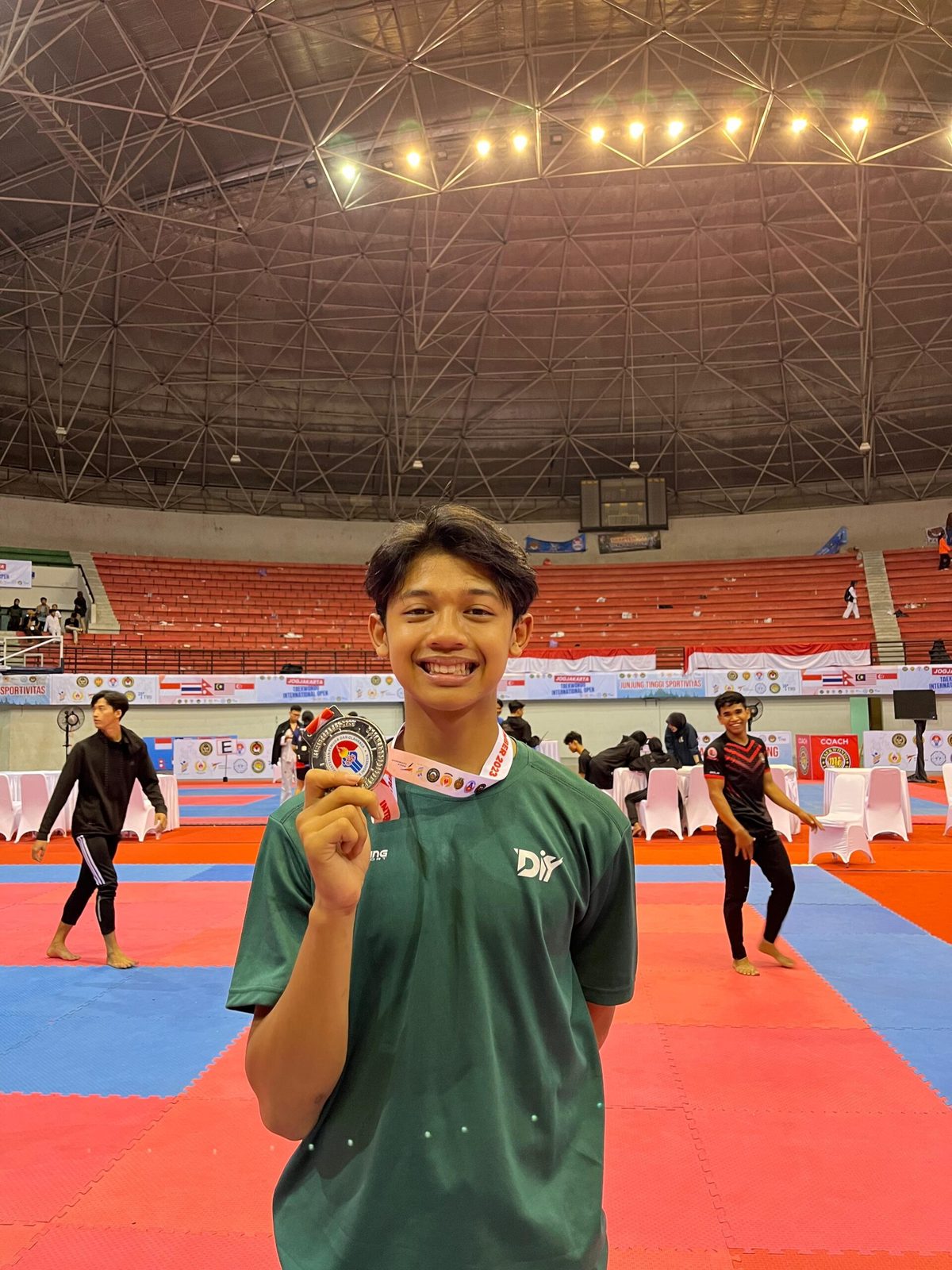 Medali Perak Senior Beregu Putra Jogjakarta Internasional Taekwondo Open 2023