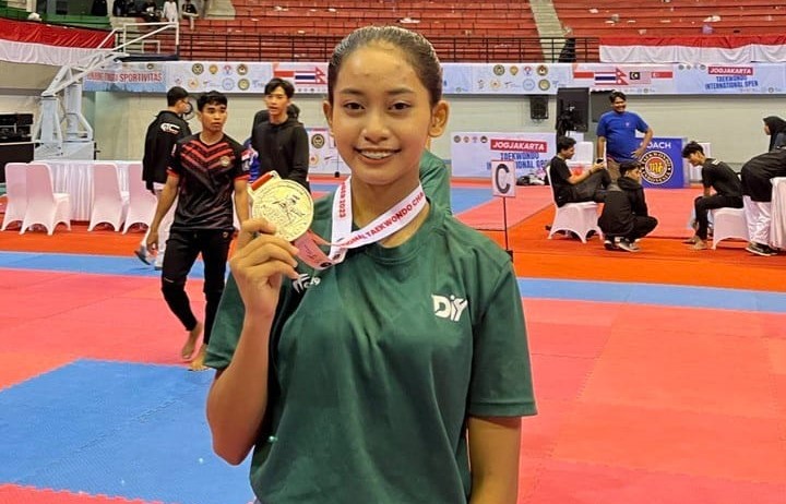 Medali Perak Senior Beregu Putri Jogjakarta Internasional Taekwondo Open 2023