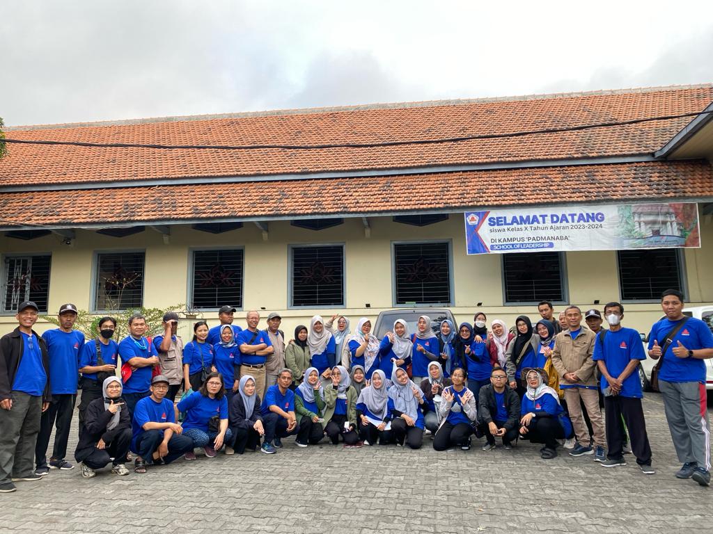 MEMBANGUN KEBERSAMAAN GURU DAN KARYAWAN SMA NEGERI 3 YOGYAKARTA MELALUI OUTBOUND