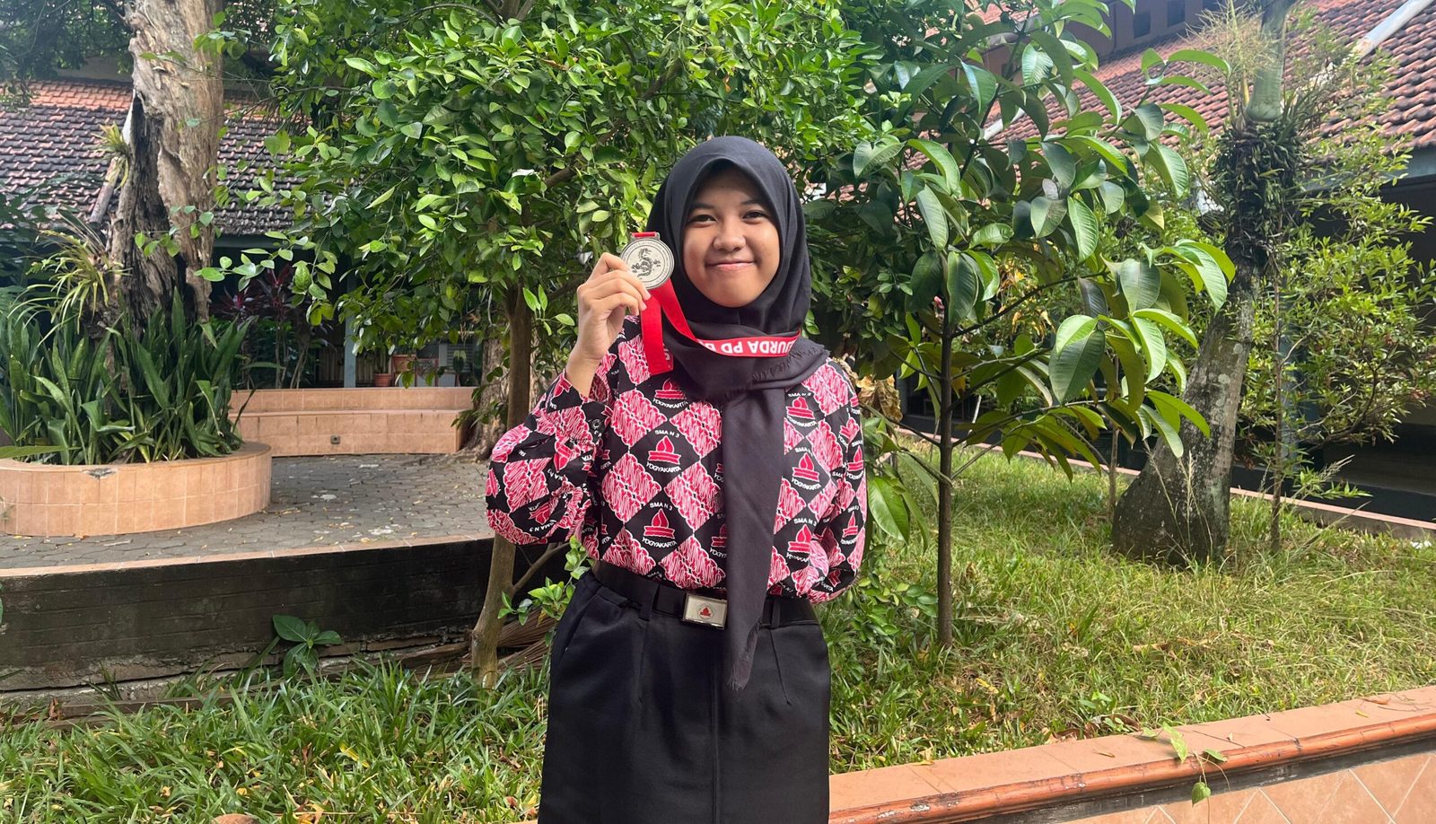 Medali Perak Kategori Tanding Kelas E Tingkat SMA Putri Kejuaraan Daerah Perisai Diri Antar Pelajar DIY 2024