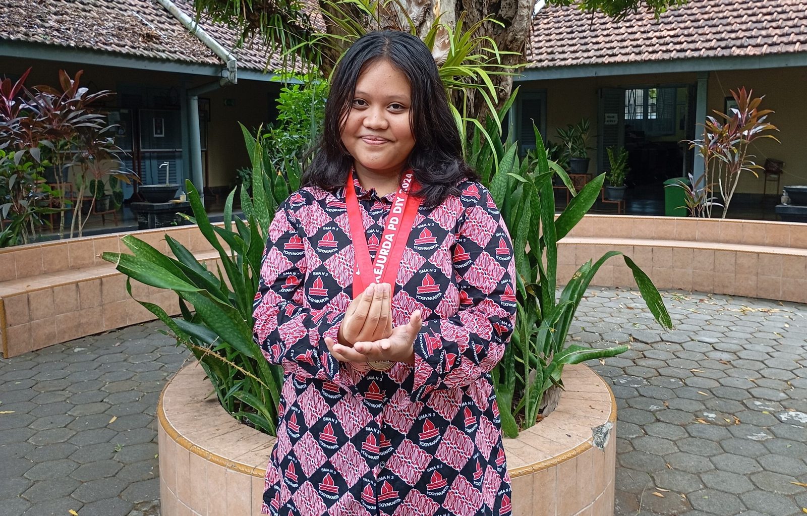 Medali Emas Kategori Tanding kelas L Putri Tingkat SMA dan Medali Perunggu Kategori Solospel Putri Tingkat SMA Kejuaraan Daerah Perisai Diri Antar Pelajar DIY 2024.