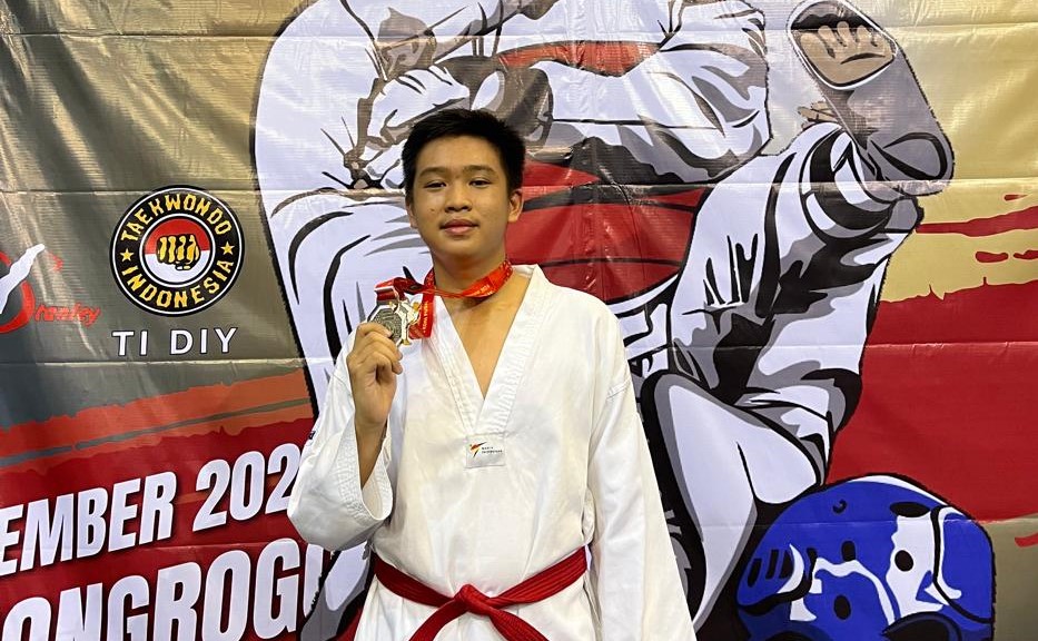 Medali Perak Poomsae Individual Putra Indonesia Super Fight Taekwondo Championship 2 2024