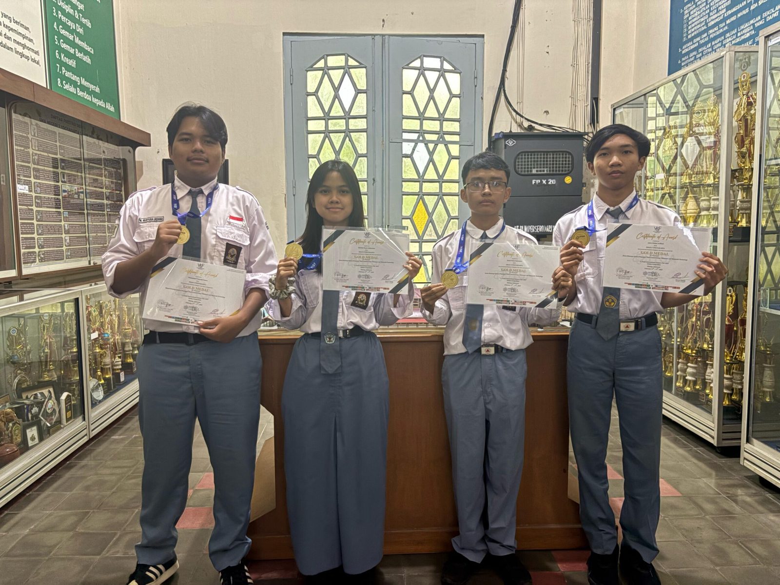 Inovasi Cerdas! Siswa SMAN 3 Yogyakarta Raih Emas di YISF 2025 dengan Sistem Drainase Otomatis 🚀🏆