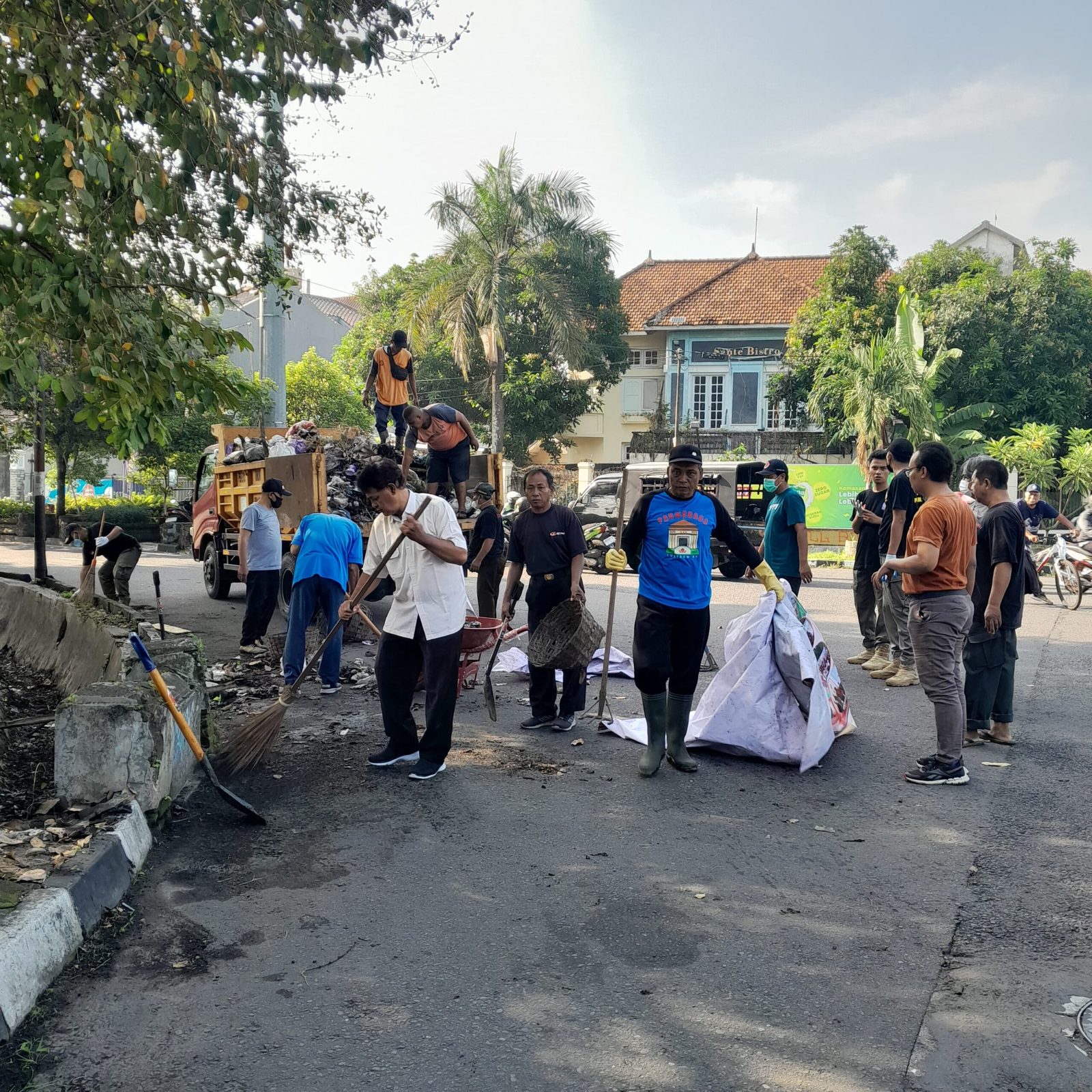 Aksi Nyata untuk Kota Jogja Bebas Sampah : Kerja Bakti Pembersihan Selokan di Barat SMAN 3 Yogyakarta