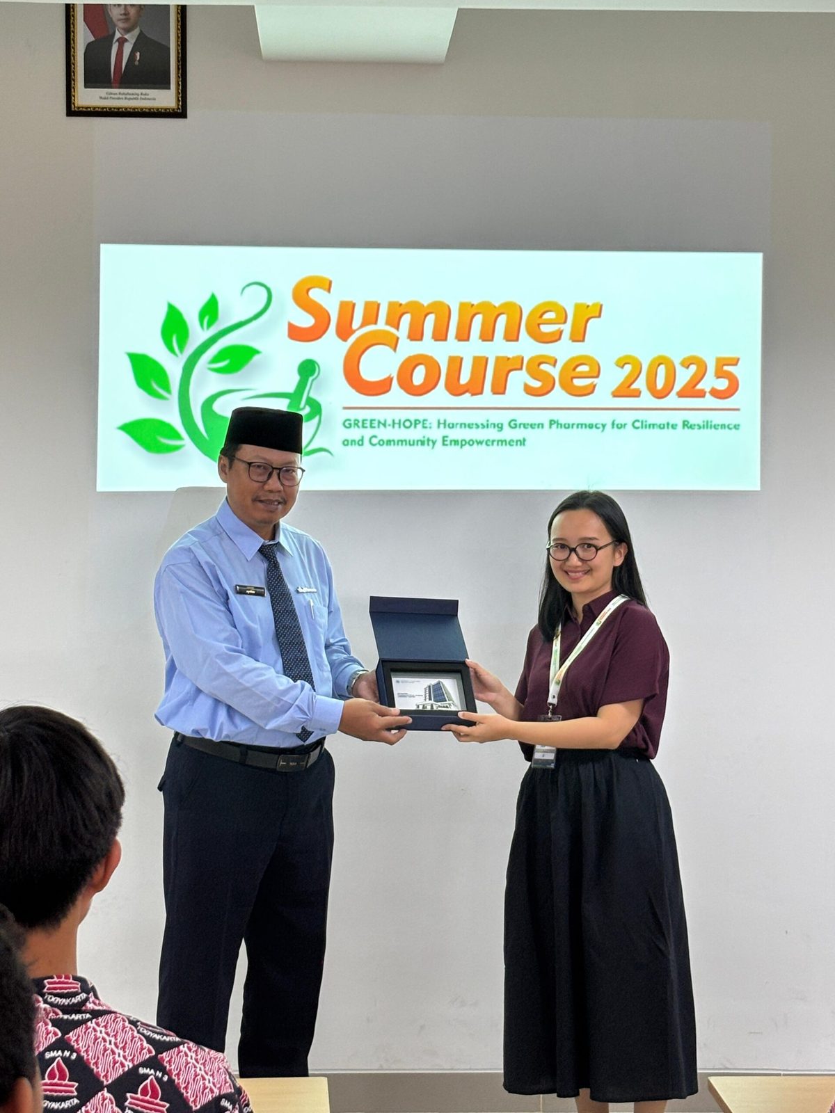 Pengabdian Masyarakat Fakultas Farmasi UGM Summer Course 2025: Membangun Literasi Kesehatan dan Kesadaran Lingkungan Bersama Siswa SMAN 3 Yogyakarta