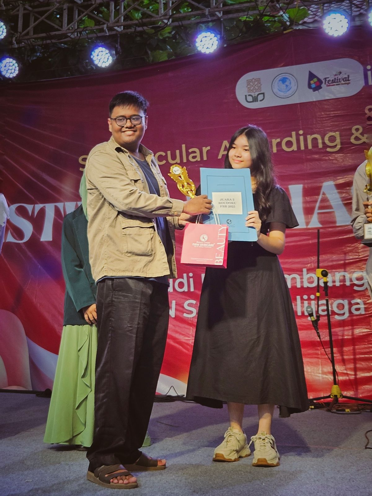 Juara 2 Lomba Roudoku Festival Bahasa dan Budaya