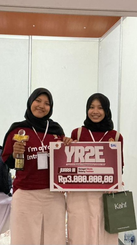 Juara III Yogyakarta Research and Entrepreneurship Kategori Bisnis Bidang Fashion