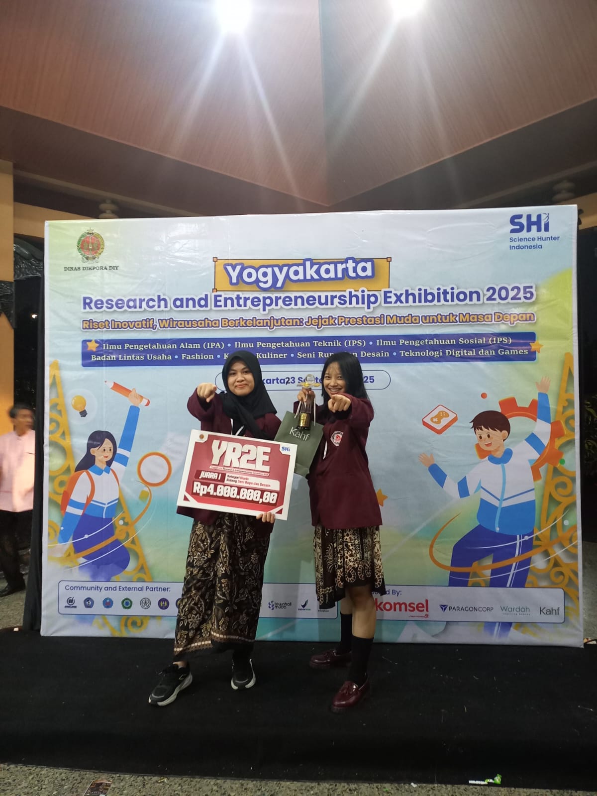 Juara 1 Yogyakarta Research & Entrepreneurship Exhibition 2025 Kategori Bisnis Bidang Seni Rupa dan Desain