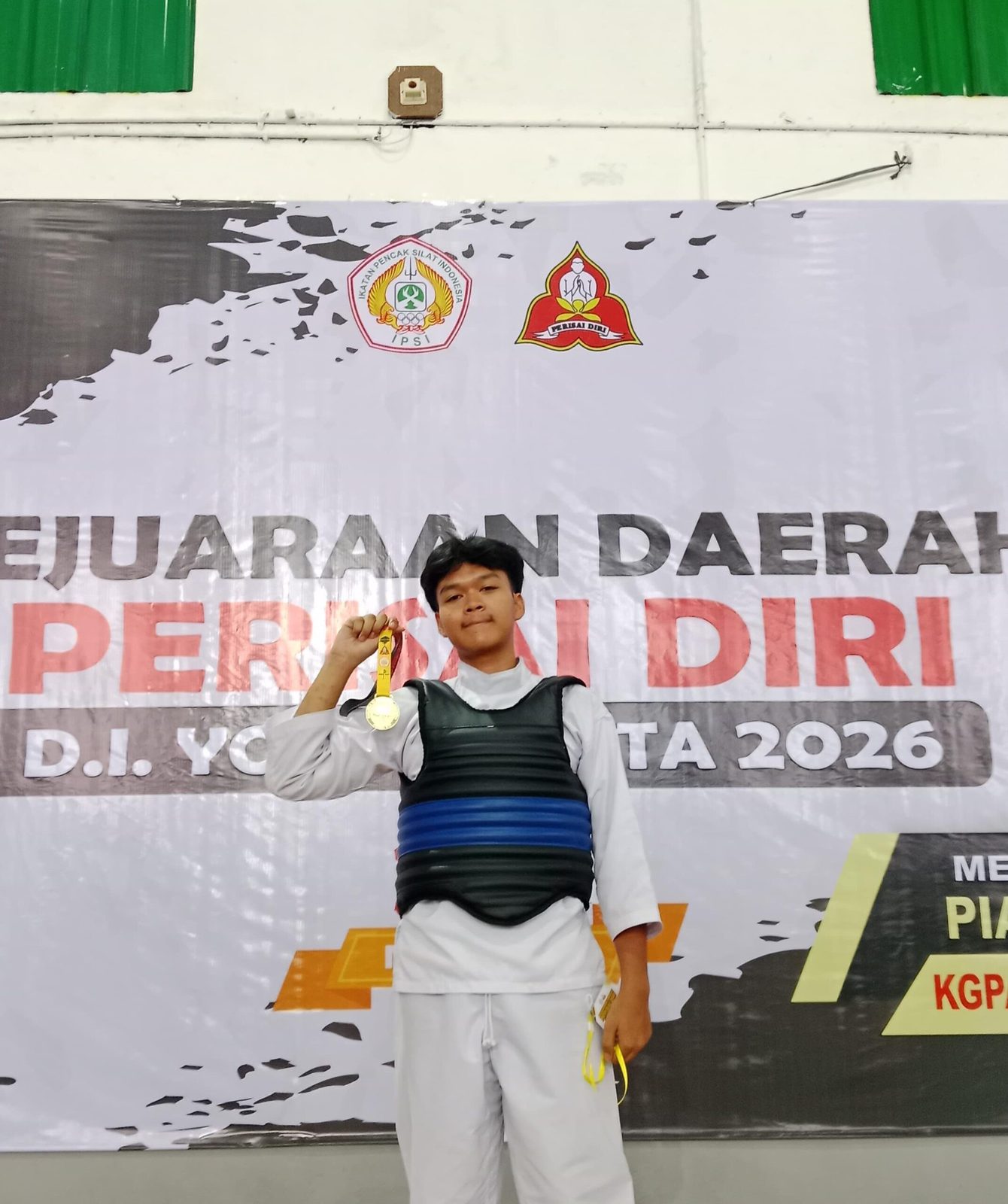 Medali Emas Silat Perisai Diri kategori Tanding Remaja Laki-laki
