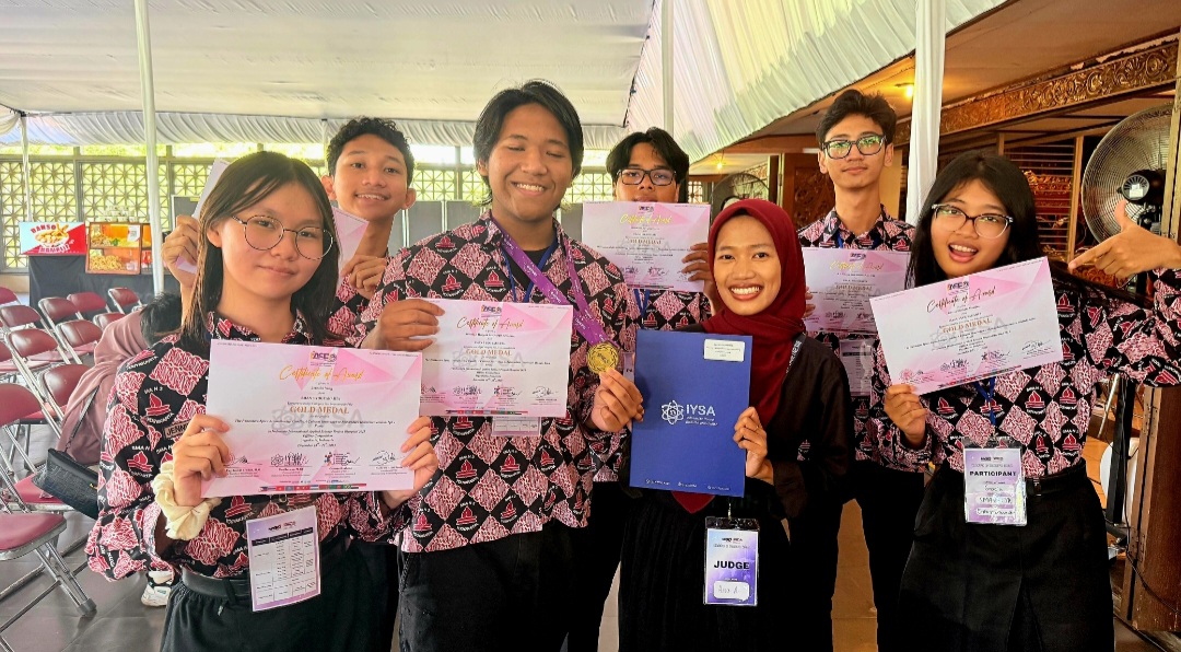 Medali Emas I2ASPO (Indonesia International Applied Science Project Olympiad)