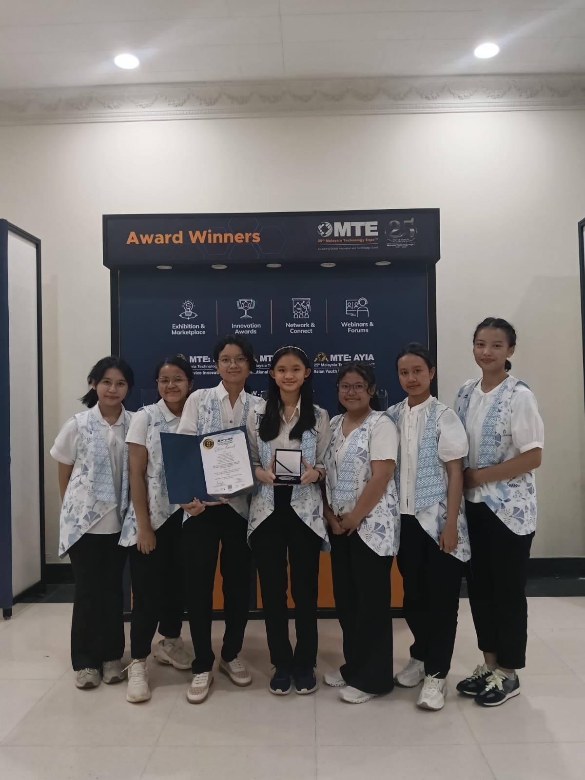 Medali Perak MyoSig: An EMG and IMU-Based Smart Wearable for Stroke Patient Monitoring  and Rehabilitation