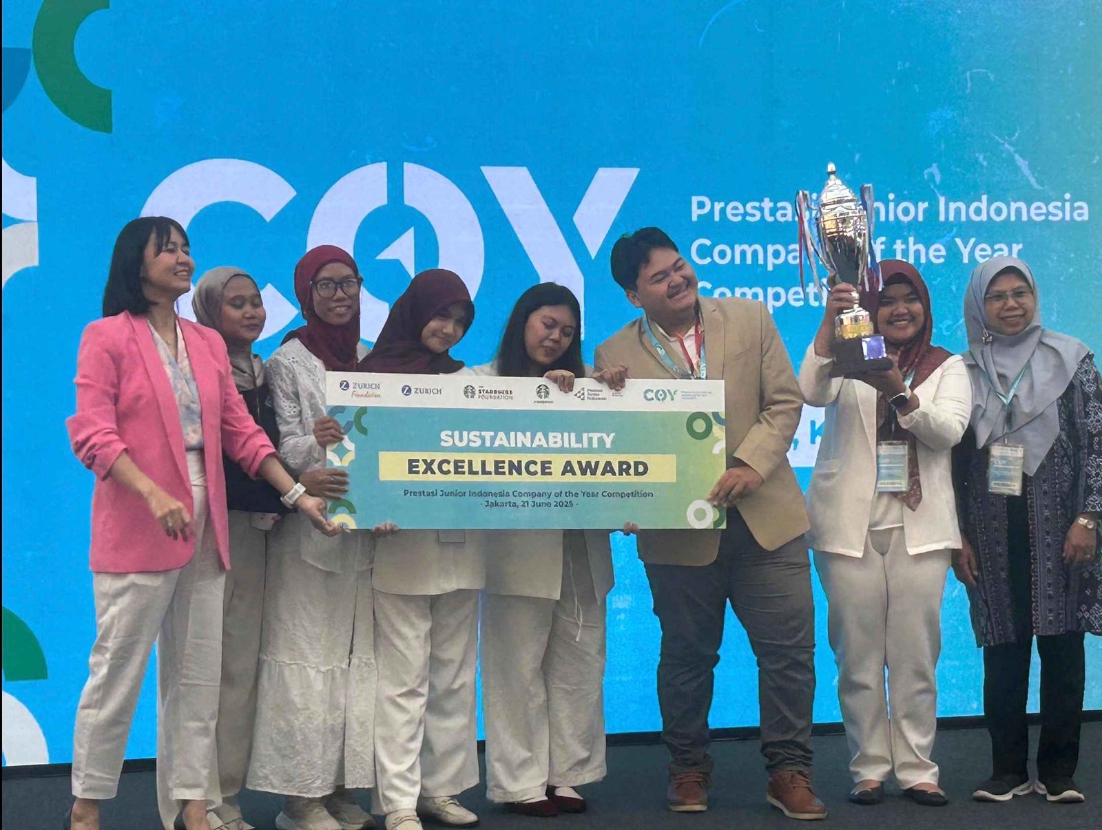 The Best Student Company dan The Most Inovative Product Starbucks Creative Youth Entrepreneurship Program Regional Competition 2025 dan Sustainability Award Prestasi Junior Indonesia Company of the Year Competition