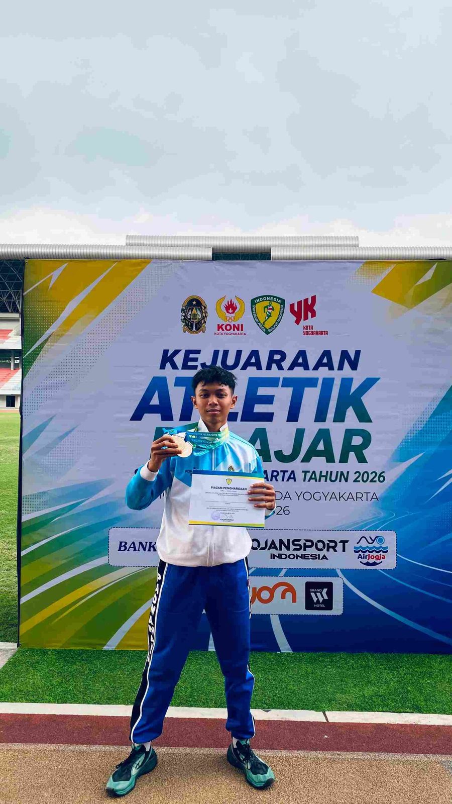 Juara 1 400m U18 Putra Kejuaraan Atletik Pelajar dan Juara 1 800m U18 Putra Kejuaraan Atletik Pelajar
